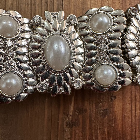 Elegant Silver and Pearl Bracelet - Picture 4 of 4